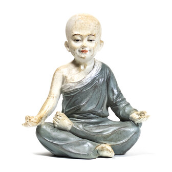 monnik in meditatie houding