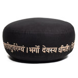 Meditatiekussen zwart Gayatri mantra geborduurd 33x15cm Meditatiekussen zwart Gayatri mantra geborduurd 33x15cm
