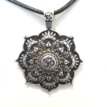 Hanger Ohm mandala zilverkleurig met zwart koord Hanger Ohm mandala zilverkleurig met zwart koord
