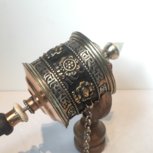 Gebedsmolen met voorspoedsymbolen en mantra 30cm metaal Gebedsmolen met voorspoedsymbolen en mantra 30cm metaal