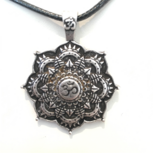 Hanger Ohm mandala zilverkleurig met zwart koord Hanger Ohm mandala zilverkleurig met zwart koord