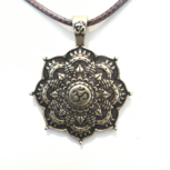 Hanger Ohm mandala bronskleurig met bruin koord Hanger Ohm mandala bronskleurig met bruin koord
