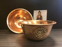 Offerschaaltje koper met voorspoedsymbolen 9,5cm. Offerschaaltje koper met voorspoedsymbolen 9,5cm.