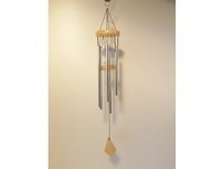 Windgong houten schijf met 6 zilveren pijpjes. (65cm) Windgong houten schijf met 6 zilveren pijpjes. (65cm)