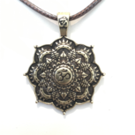 Hanger Ohm mandala bronskleurig met bruin koord Hanger Ohm mandala bronskleurig met bruin koord
