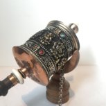 Gebedsmolen met Vajra 29cm metaal Gebedsmolen met Vajra 29cm metaal